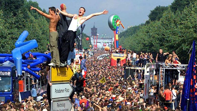 La Mythique Love Parade Berlinoise Annonce La Date De Son Grand Retour avec C Est La Parade Des Aliments