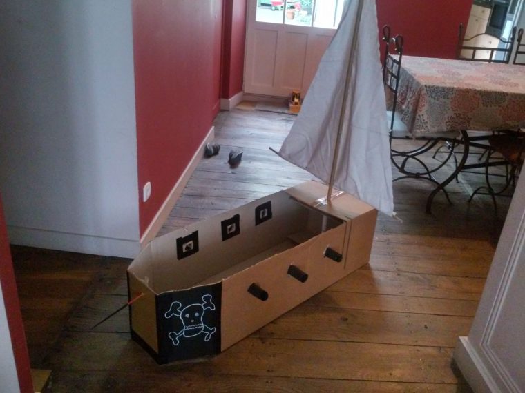 Le Bateau Pirate En Carton [Diy] | Bricolage Bateau, Bateau, Fabriquer avec Bateau Pirate En Carton Fabriquer