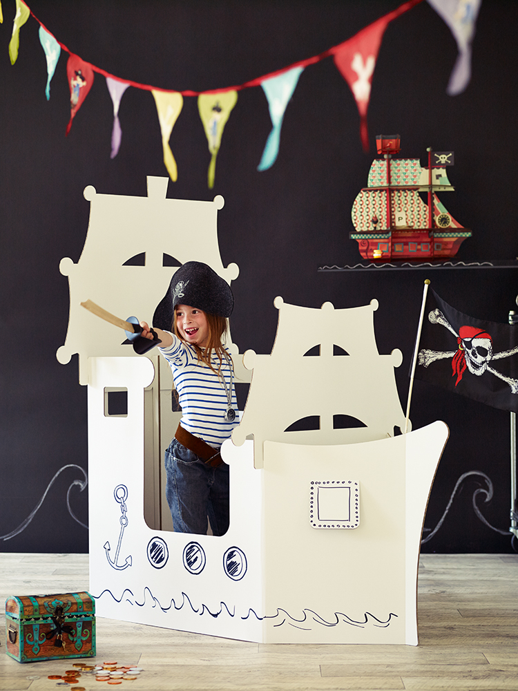 Rainy Day Fun With The Giant Cardboard Pirate Ship | Deco Enfant, Deco dedans Bateau Pirate En Carton Fabriquer