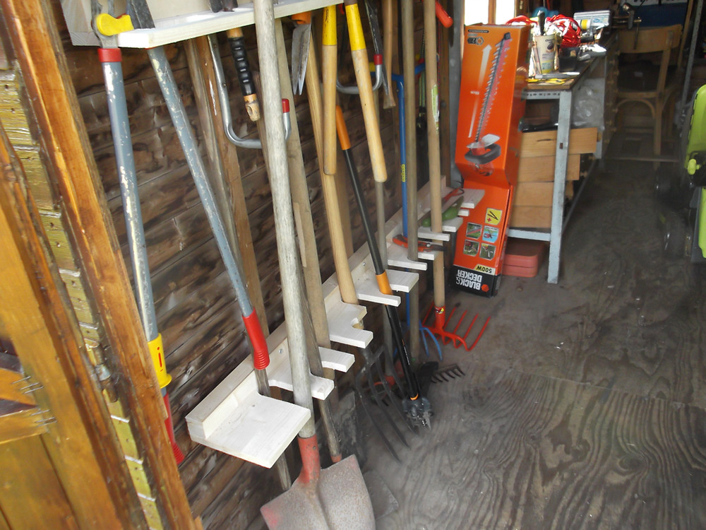 Le rangement des outils de jardin.