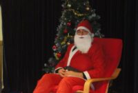 dans son manteau rouge et blanc