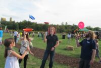 kinder spielen zirkus