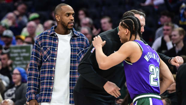 Khris Middleton continues to rehab injured knee in an effort to return